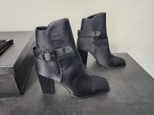 Chanel Botas Cortas Satinadas Negras Talla 37.5 98A Hebilla Lateral Tacones 3 3/4 Nuevas en Caja