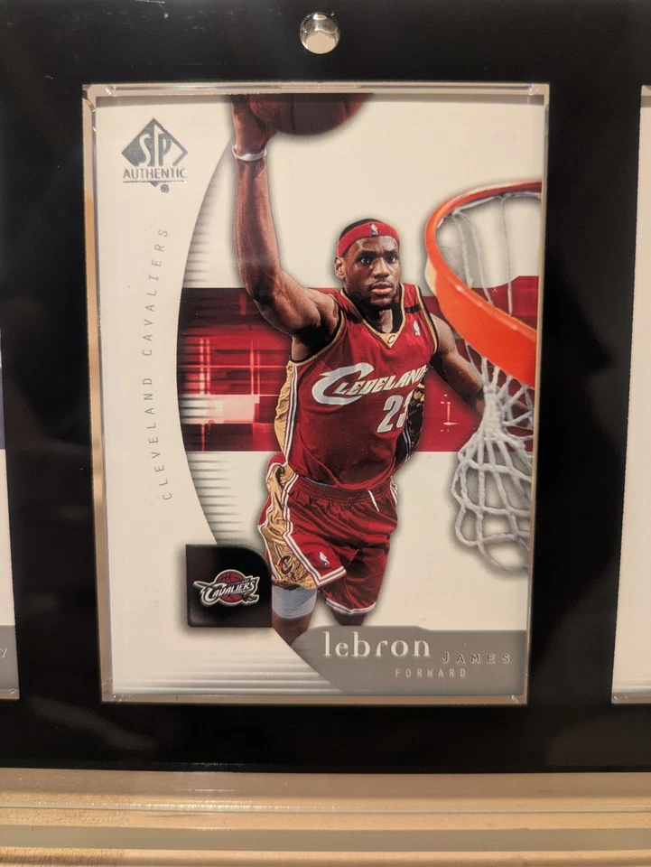 '05 SP Auténtico Juego de 3 Cartas - LeBron James, Dwyane Wade, Carmelo Anthony Foto 3 de 4
