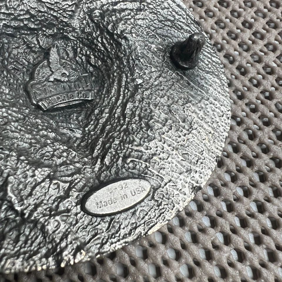 Fivela de cinto vintage 1991 Siskiyou Buckle Co cabeça de urso de estanho – Feita nos EUA, vermelha - Imagem 4 de 4