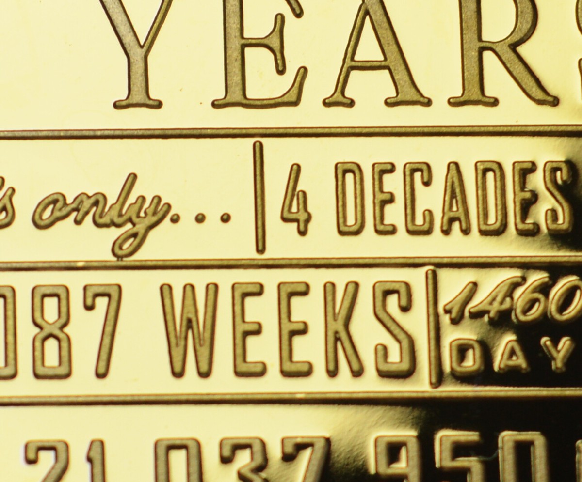 Coppia Di Commemorativi Per Il Tuo 40&deg; ANNIVERSARIO DI MATRIMONIO RUBINO Con Pietre Preziose Intarsiate E Confezione Regalo Con Vetrina Per Monete Da 50 Pence. Regalo - Italia