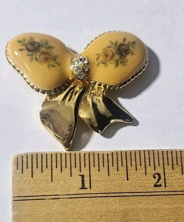 Broche prendedor con lazo floral tono dorado vintage de Kenneth Cole KC con diamantes de imitación esmaltados Foto 4 de 4