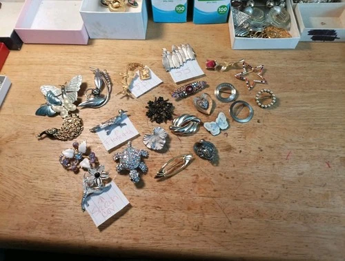 LOT OF VINTAGE COSTUME JEWELRY PINS J.J. SARAH COVENTRY