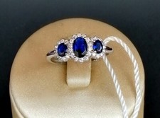 ANELLO TRILOGY IN ORO BIANCO 18 KT. TIT. 750 CON ZAFFIRI E BRILLANTI.