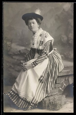 Foto-AK junge Frau in Tracht in einer Studiokulisse 