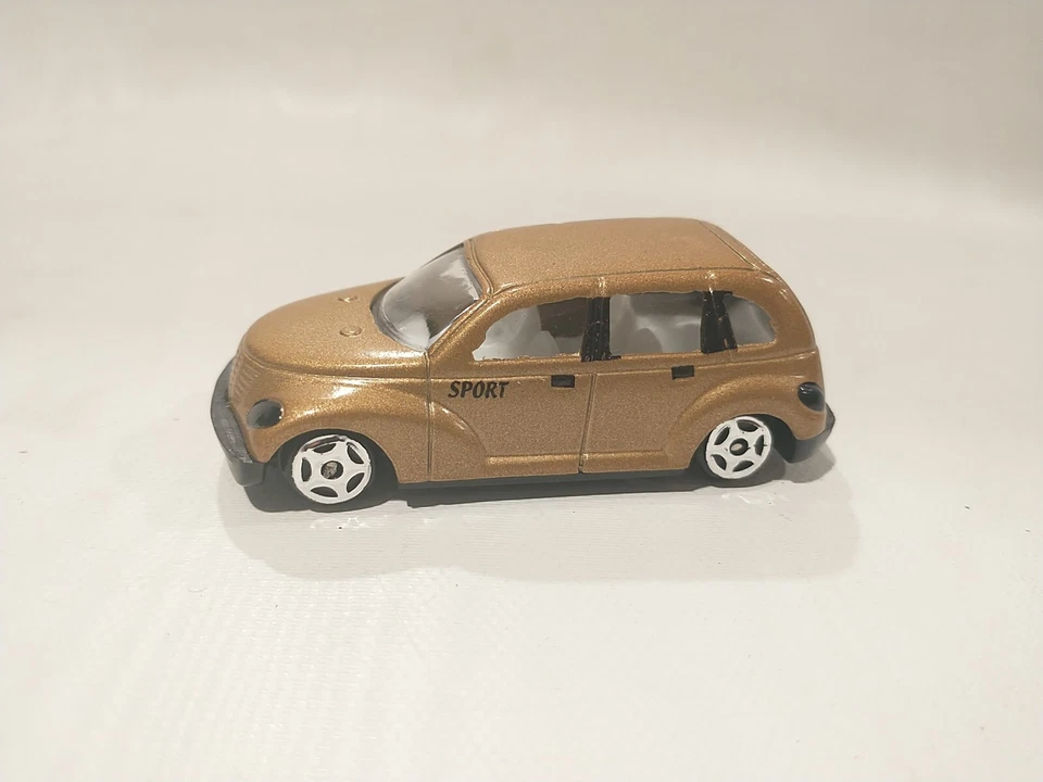 Новый никогда не использовавшийся спортивный автомобиль Chrysler PT Cruiser масштаба 1:64 золото 9818 1999/2000 - Изображение 3 из 4