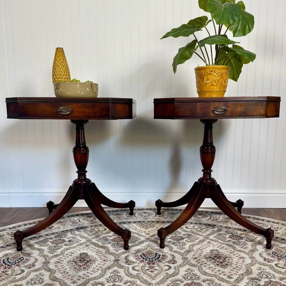 Mesas auxiliares vintage Weiman Heirloom con tapas de cuero verde Foto 2 de 4