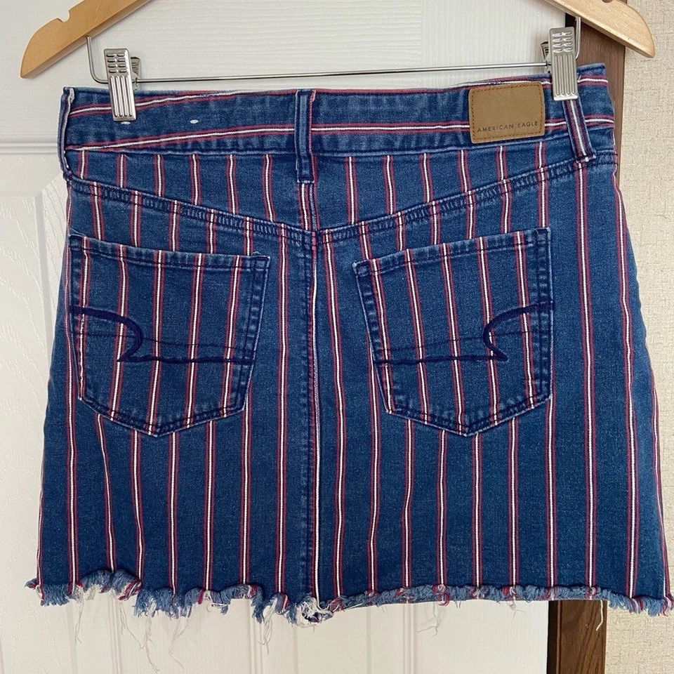 Minifalda a rayas azules y rojas de American Eagle Outfitters talla 8. Foto 2 de 4