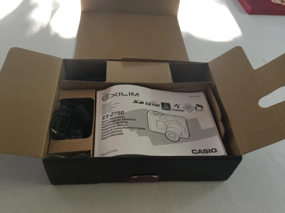 Casio Exilim Z750, 7.2 Megapixel, 3xOptical Zoom, incl. Zubehörpaket im OKT - Bild 2 von 4