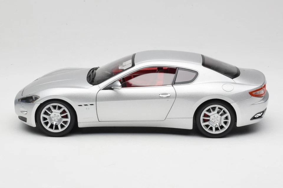 500413 Maserati GranTurismo Coupe Silver Mondo Motors 1:18 - Image 4 of 4