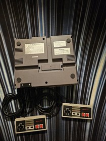 Nintendo Entertainment System NES-001 Original 1985 Console & Controllers Tested