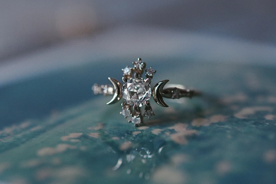 ANILLO DE COMPROMISO SOLITARIO MOISSANITA CORTE REDONDO 1,5 QUILATES ORO ROSA MACIZO 14K Foto 3 de 4