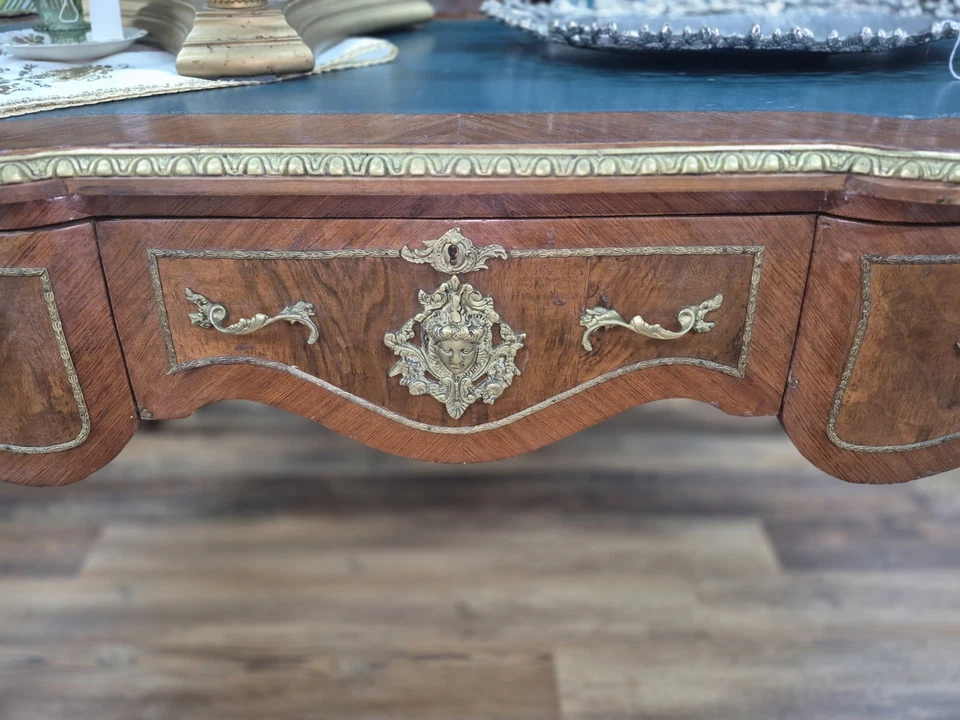 Escritorio de tres cajones con tapa de cuero Ormolu y caoba estilo Luis XIV francés Foto 3 de 4