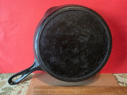 Vintage Victor Griswold # 8 Cast Iron Skillet 722 w/Heat Ring 1909