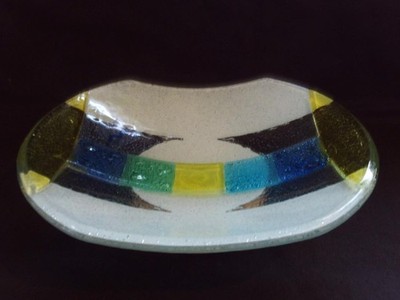 FABELHAFTE MURANO SCHALE AUS VERSCHMOLZENEM GLAS AUF MONTIERTEM GEDRECHSELTEM HOLZSOCKEL. M3229