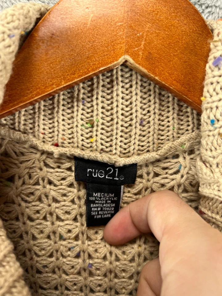 Vestido suéter mediano RUE21 para mujer mini marrón grueso capucha de múltiples motas manga larga Foto 2 de 4