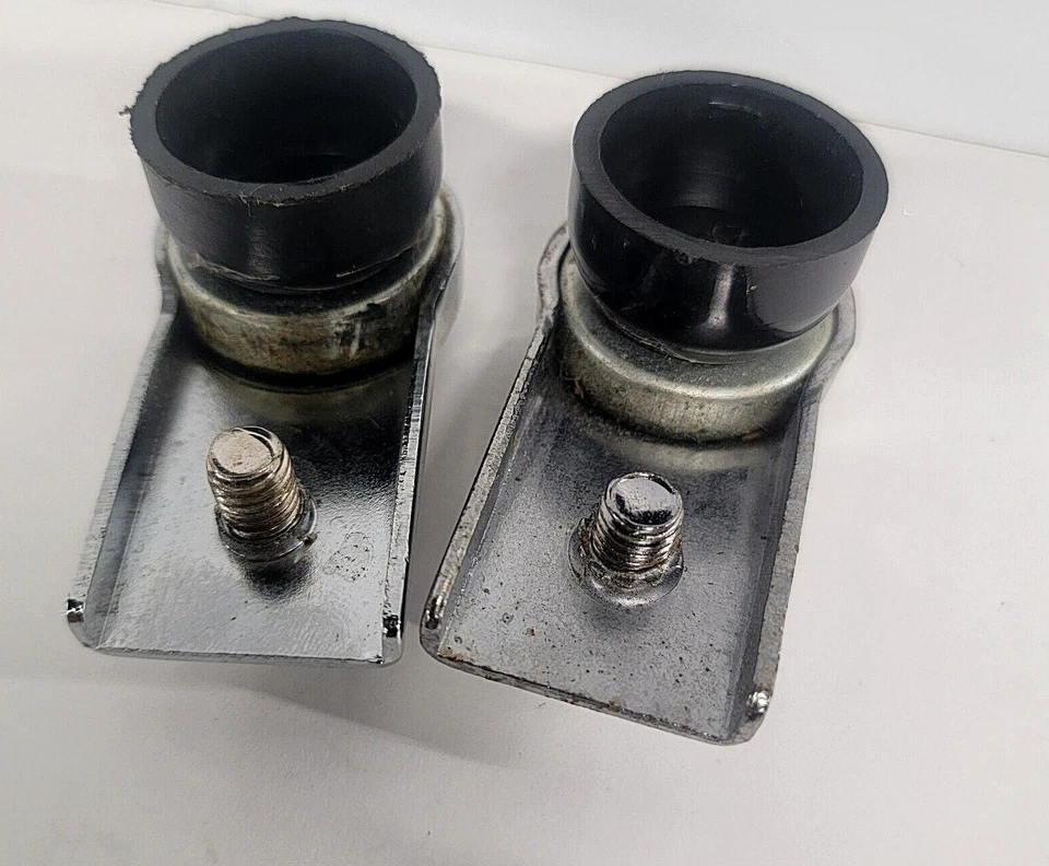 Schwinn Roadster Triciclo Triciclo Eje Delantero Cojinete Soportes - Dos (2) Piezas USADAS Foto 3 de 3