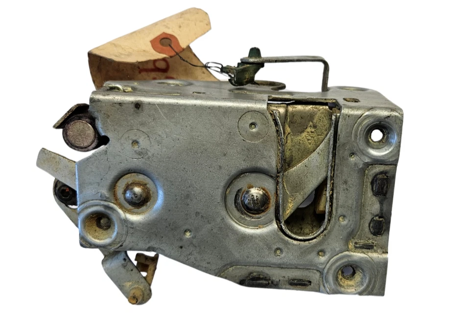 Dodge Coronet Plymouth Satellite 1973 4 puertas cerradura de pestillo de puerta delantera izquierda 3695451 nuevo de stock Foto 2 de 4