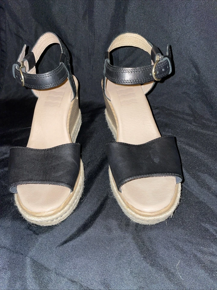 Sandalias de cuña para mujer Sperry Fairwater de felpa negras/beige. Foto 2 de 4