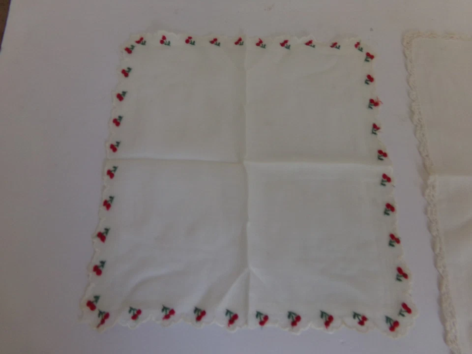 ANTIQUE MID CENTURY WOMEN HANKERCHIEFS, CHERRIES BORDERS, HEART DESIGN, KNITTING Foto 2 de 4