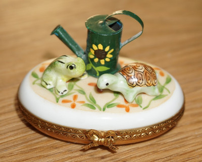 VINTAGE LIMOGES PEINT MAIN FROG AND TURTLE  TRINKET BOX RARE