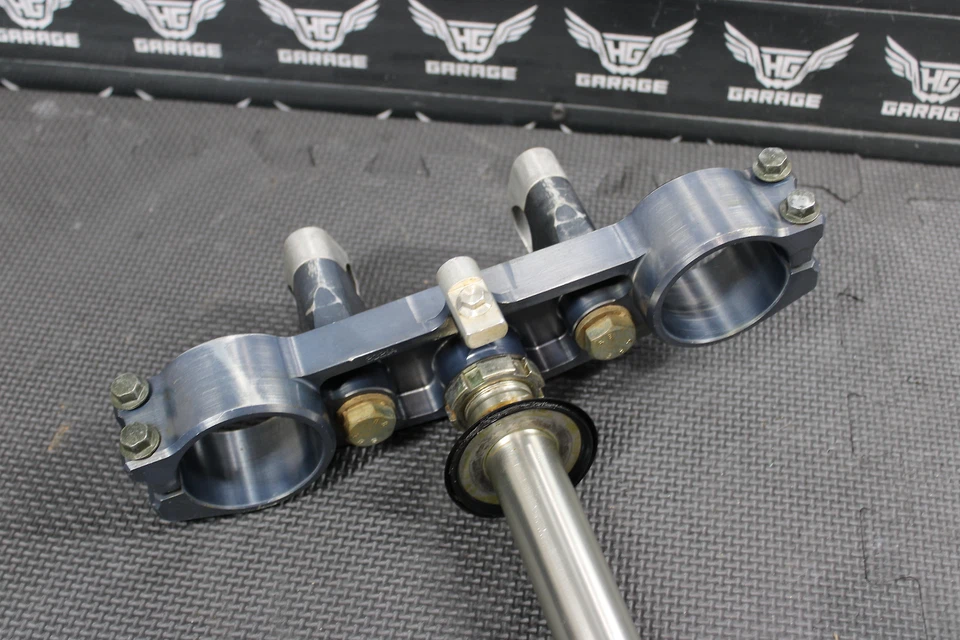 Yamaha YZ250F 2002 OEM palanquilla superior inferior aplicada triple abrazadera de vástago de árbol Foto 3 de 4