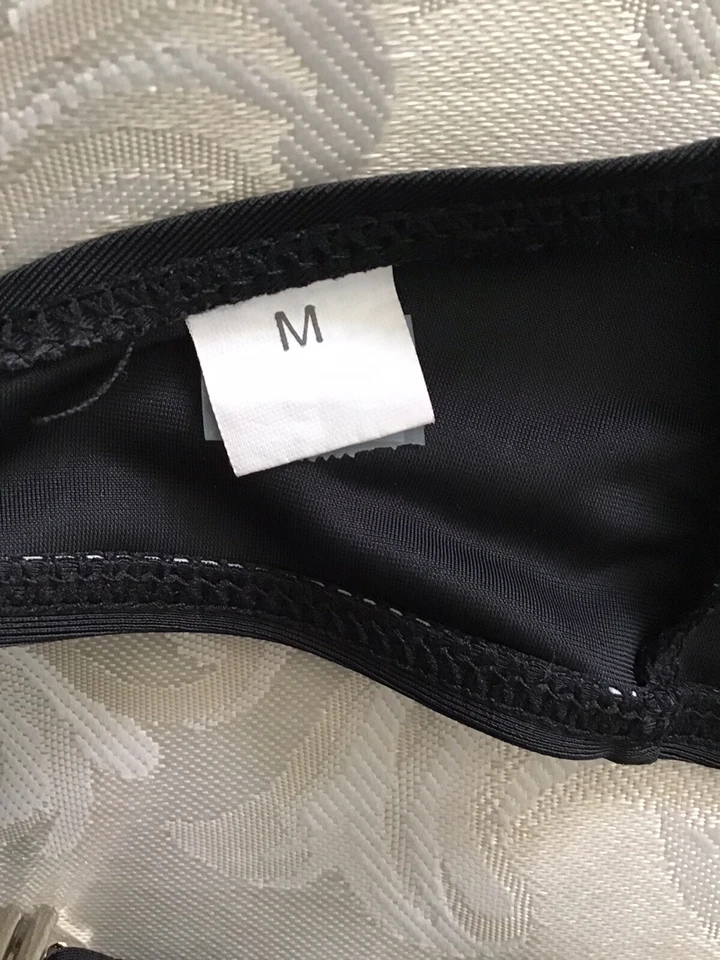 Corbata halter negra sin límites superior e inferior, superior M y L. (11-13) inferior. Foto 3 de 4