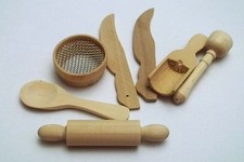 lot de 7 miniatures en bois,maison de poupée, vitrine, cuisine,ustensiles, *C3e
