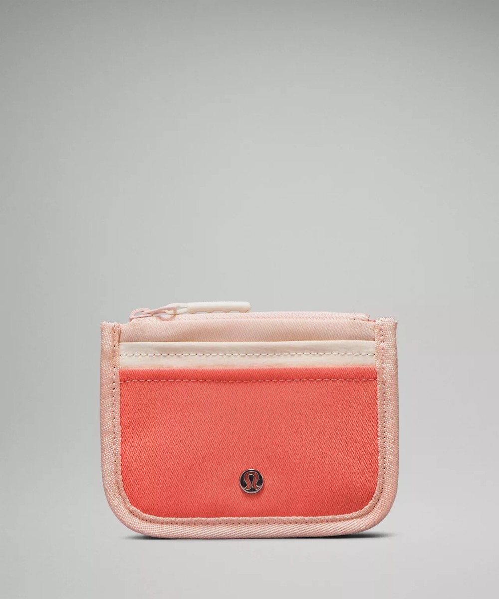 【ルルレモン】便利!ミニ財布 True Identity Card Case Lululemon True Identity Card Case Pink Mist/White Opal
