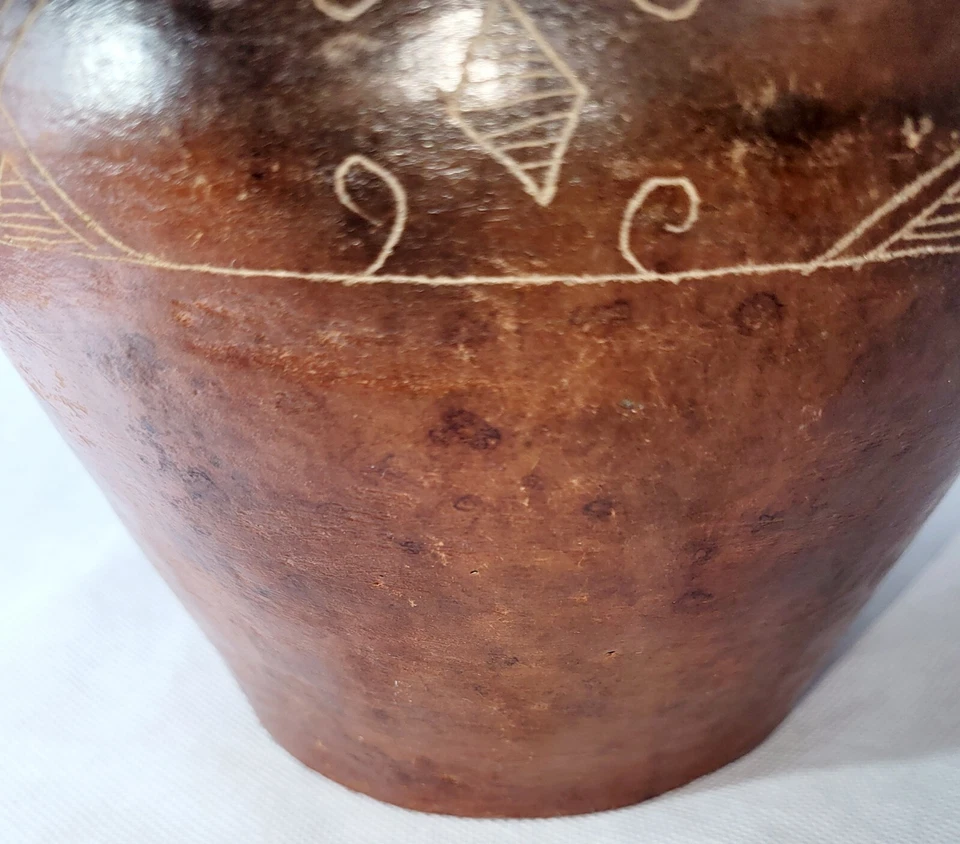 Jarrón grande de terracota artesanal con tapa con volantes y borde de ratán tejido/Indonesia Foto 4 de 4