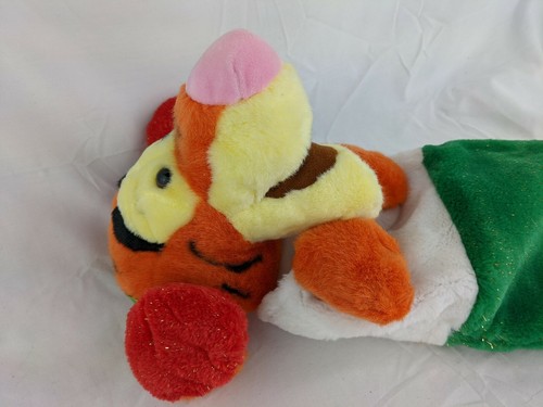 Juguete de peluche de 22 pulgadas con medias de Navidad Tigger de Disney - Imagen 2 de 7