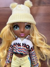 Rainbow High Winter Break Sunny Madison Fashion Doll Outfits Skis Shoes