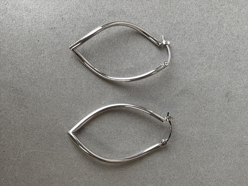 14K Italy White Gold Oblong Twisted Pointed Hoop Earrings 2.3g 1.5” Pretty! 