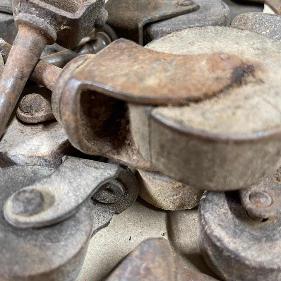 Juego de 20 ruedas giratorias de muebles antiguos vintage solo piezas de metal y plástico Foto 3 de 4