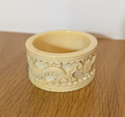 Vintage chinesischer creme/gelber Drache Serviettenring, Harz oder Zelluloid, 20g