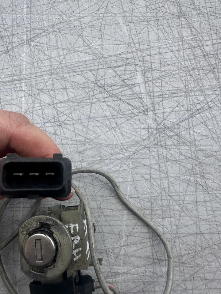 AUDI A4 1997 CERRADURA PUERTA DELANTERA CILINDRO MONTAJE LADO DERECHO OEM Foto 2 de 4