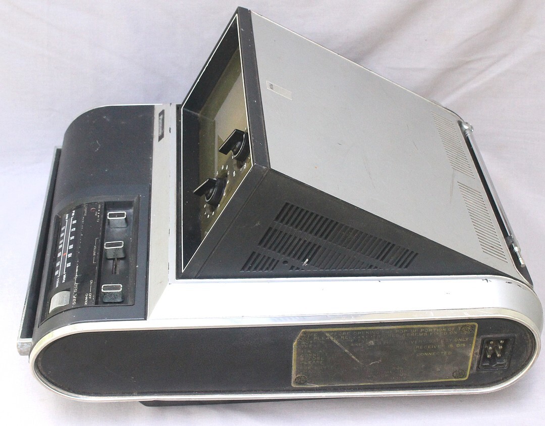Vintage Panasonic TR-475 Pop up Screen B&W TV With AM/FM