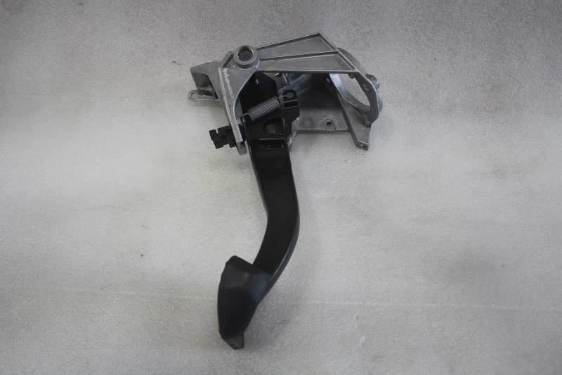 Pedal de freno BMW 135i 128i E88 2008 2009 2010 2011 2012 2013 Foto 2 de 4