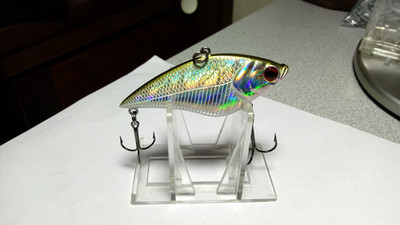 YO-ZURI ''SASHINI'' FLAT CRANKBAIT, 2 3/4'', 1/2 OZ,'CHAMELEON' PATTERN ON SIL.-NEW