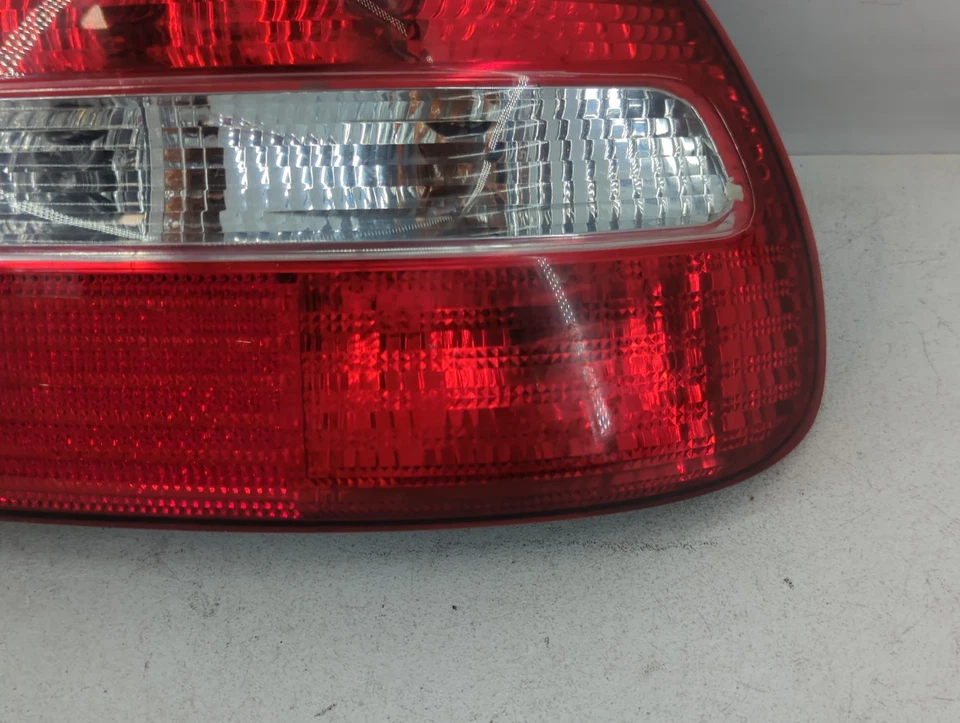 Luz trasera lateral derecha para pasajero Volvo V40 OEM KJE8J Foto 3 de 4