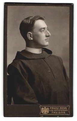 Photograph Franz Ress, Freising, dignified clergyman in profile 