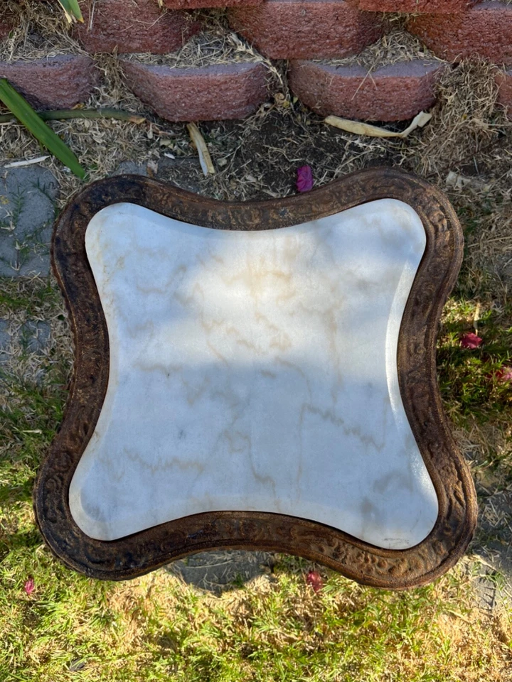 Par de mesas auxiliares vintage de hierro fundido con tapa de mármol Foto 4 de 4