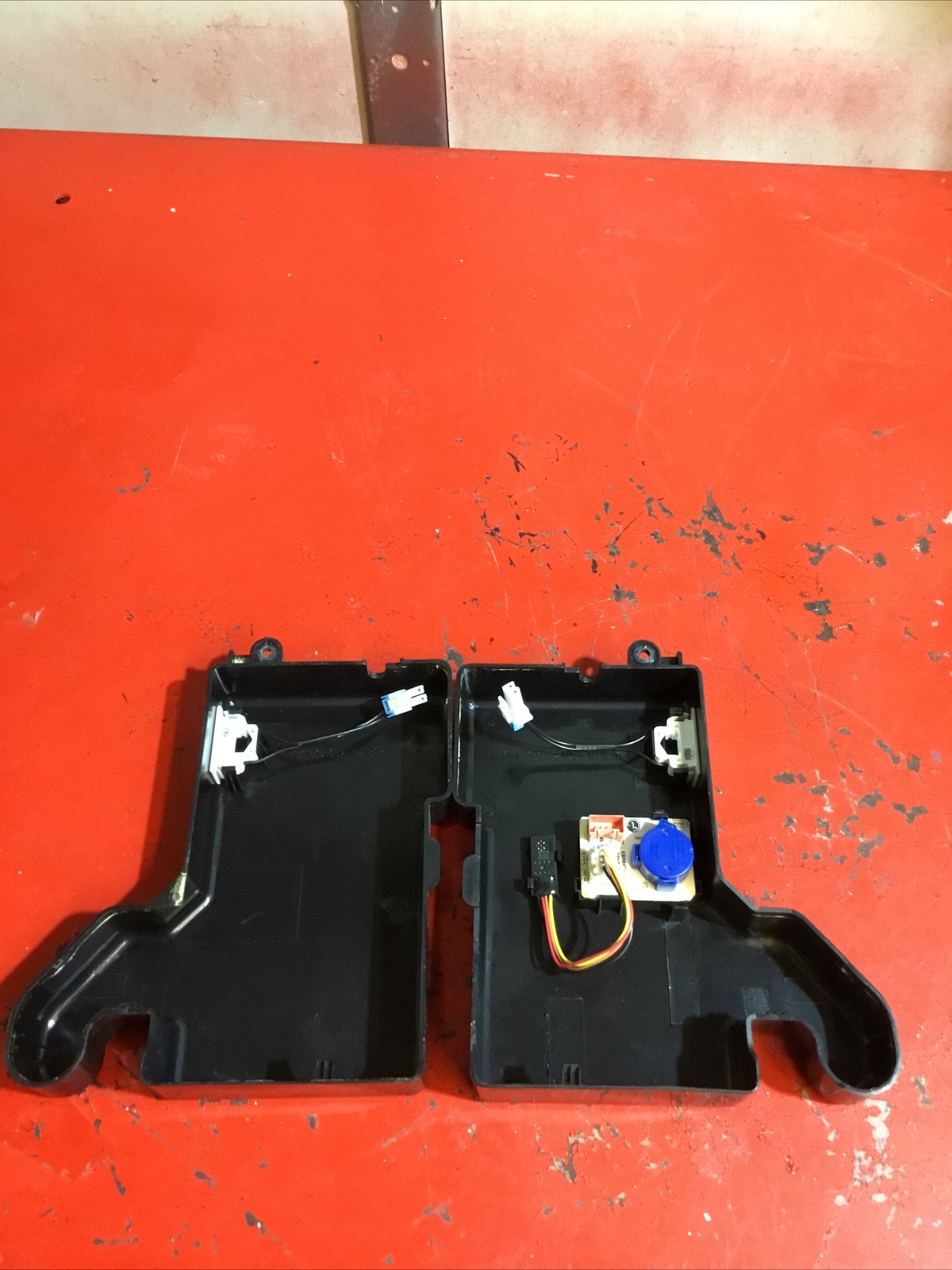 LG REFRIGERATOR DOOR HINGE ((SET L &R)) P/N MCK68187606 MCK68412402 (322)