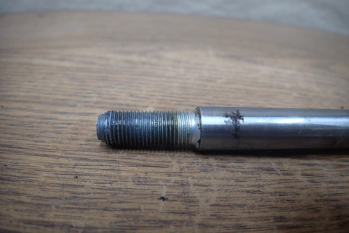1984 HONDA VT700C SHADOW FRONT WHEEL AXLE - Picture 4 of 4