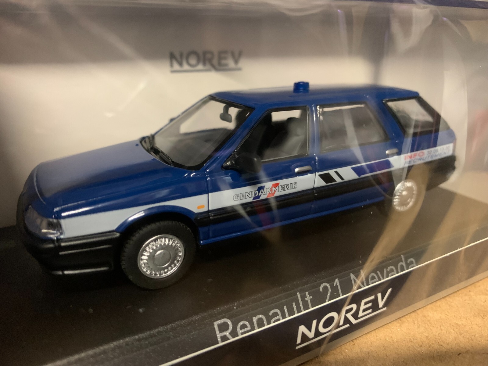 Renault 21 Nevada Gendarmerie 1992 Norev 1/43 miniature de bureau pour passionn&eacute;