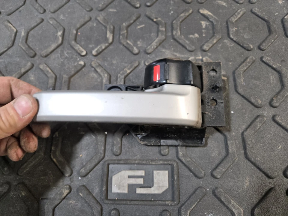Toyota FJ Cruiser 2007-2013 manija interior puerta delantera derecha plateada  Foto 3 de 4