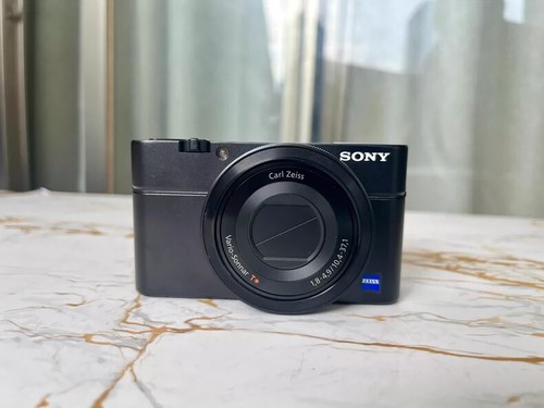 SONY Cyber-Shot DSC-RX100 20.2 MP Digital Camera Zeiss 28-100mm F1.8-4.9 lens - Picture 2 of 8
