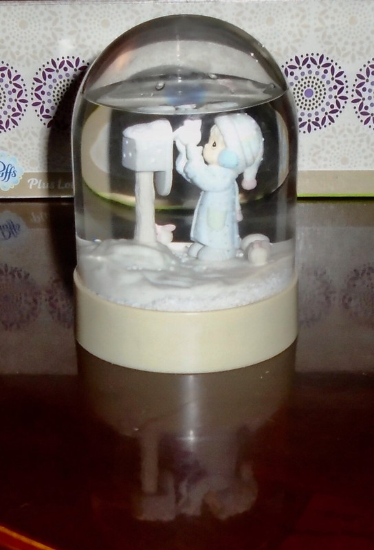 1986 PRECIOUS MOMENTS SNOWGLOBE WATER GLOBE SENDING WHITE CHRISTMAS BOY+MAILBOX