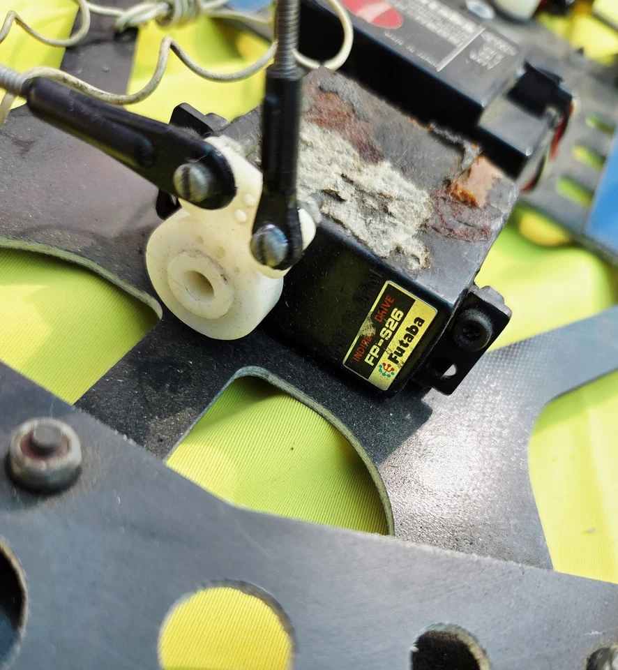 BOLINK ELIMINATOR AND FUTABA RC CAR CHASIS WHIT SHELL FOR PARTS VINTAGE 80'S - Image 4 of 4