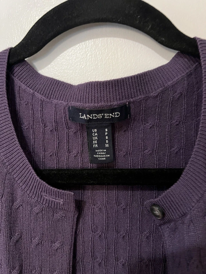 Suéter Lands End con botones púrpura para mujer pequeño tejido con cable Foto 2 de 4
