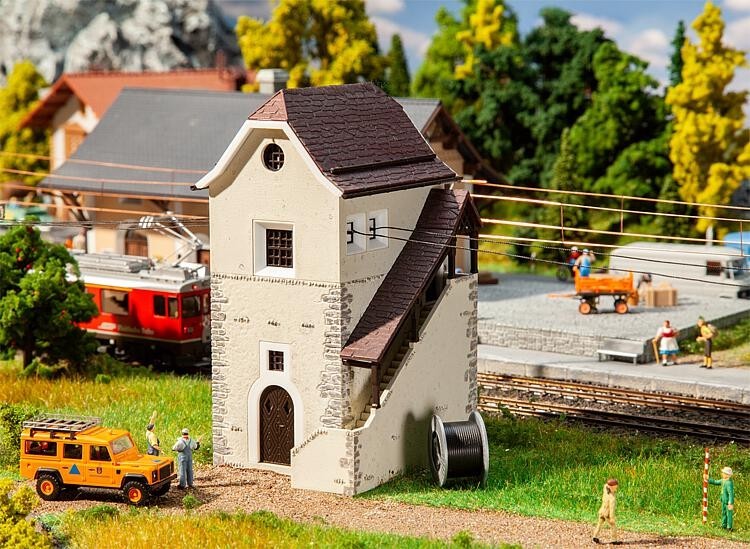 Bâtiment de commutation Zernez Faller pour enrichir un décor ferroviaire H0 trop vide